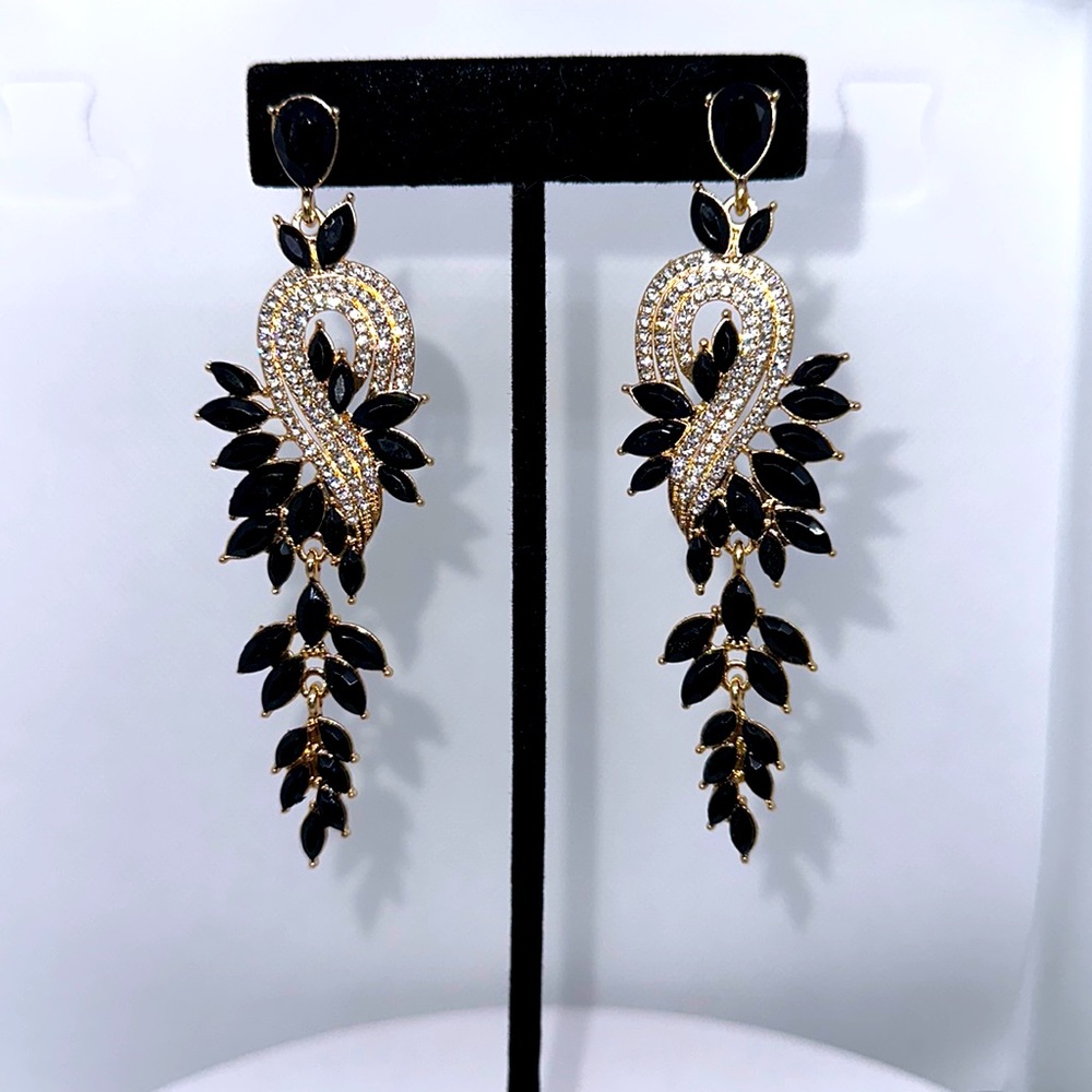 🌹2/$20.00🌹Elegant Rhinestone and Black Crystal Statement Earrings